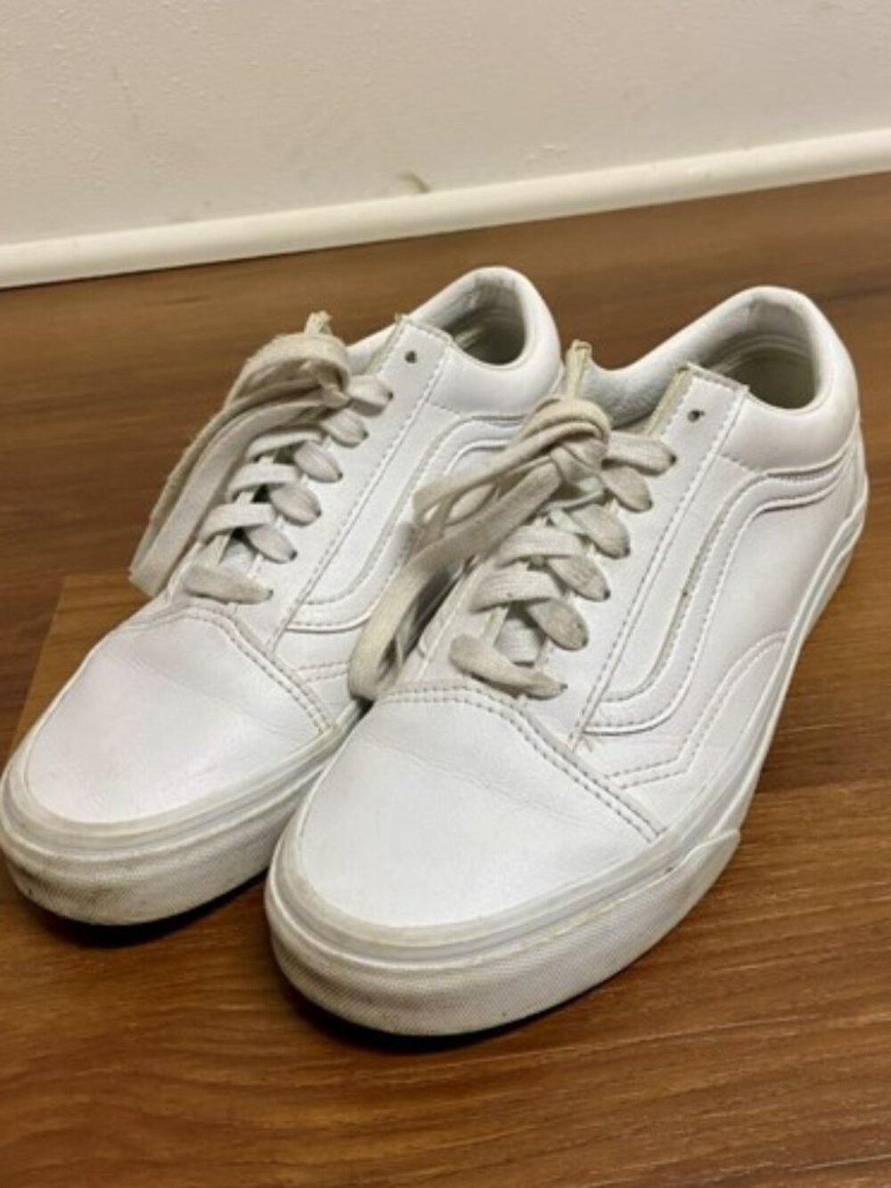 White Vans Shoes Women's Size 7 Men's Size 5.5 Faux Leather sneakers laced